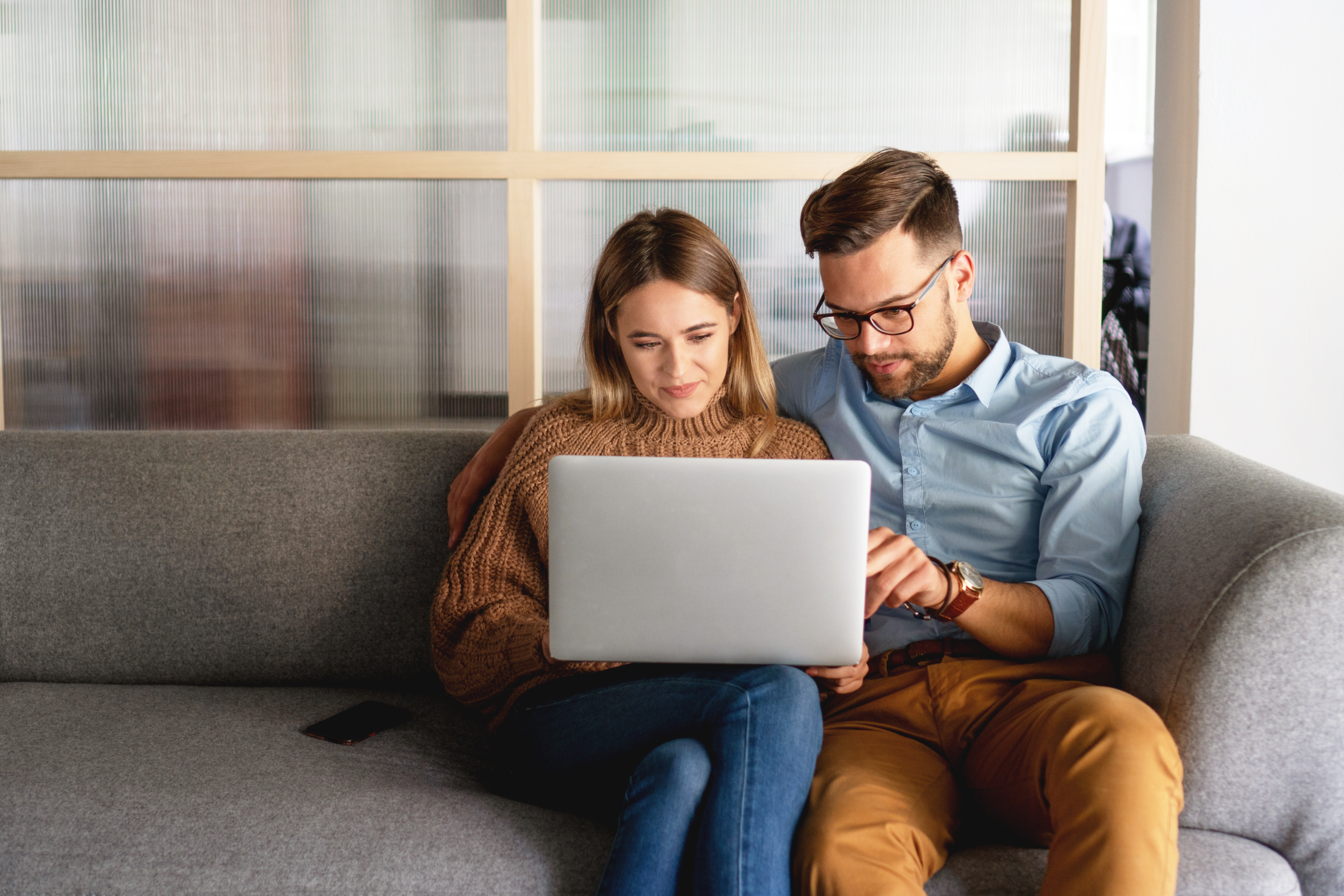 A couple works together to complete one of XO Marriage's biblically-grounded marriage courses.